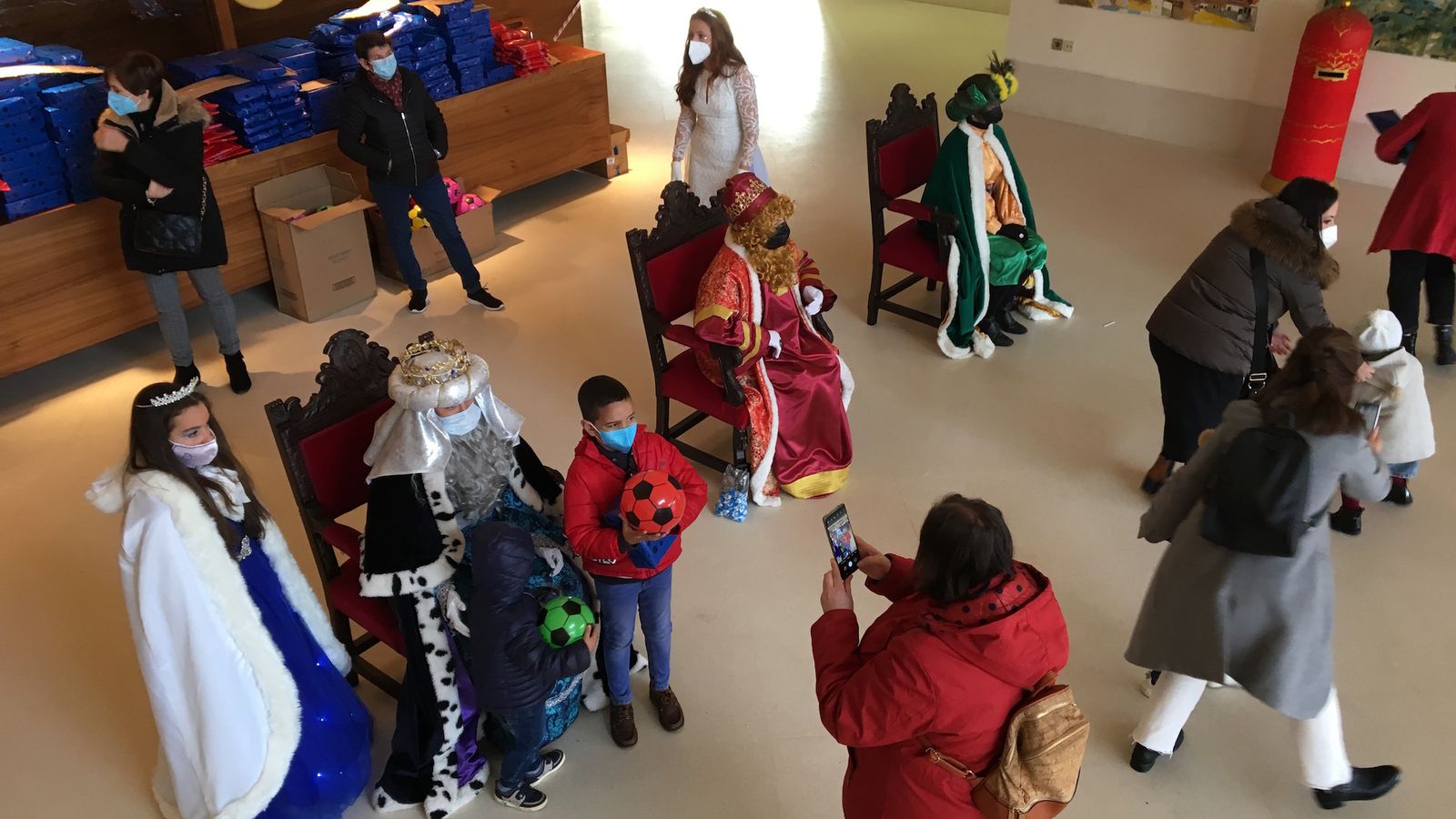 El Cine-Teatro Juan Cobos Wilkins de Riotinto también ha sido visitado por Sus Majestades