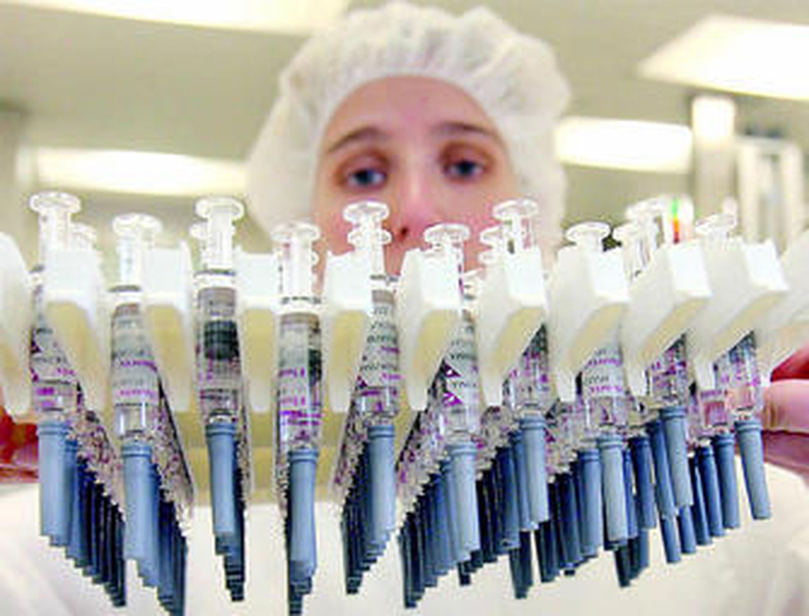 Empleada de una planta de fabricación de vacunas antigripales.