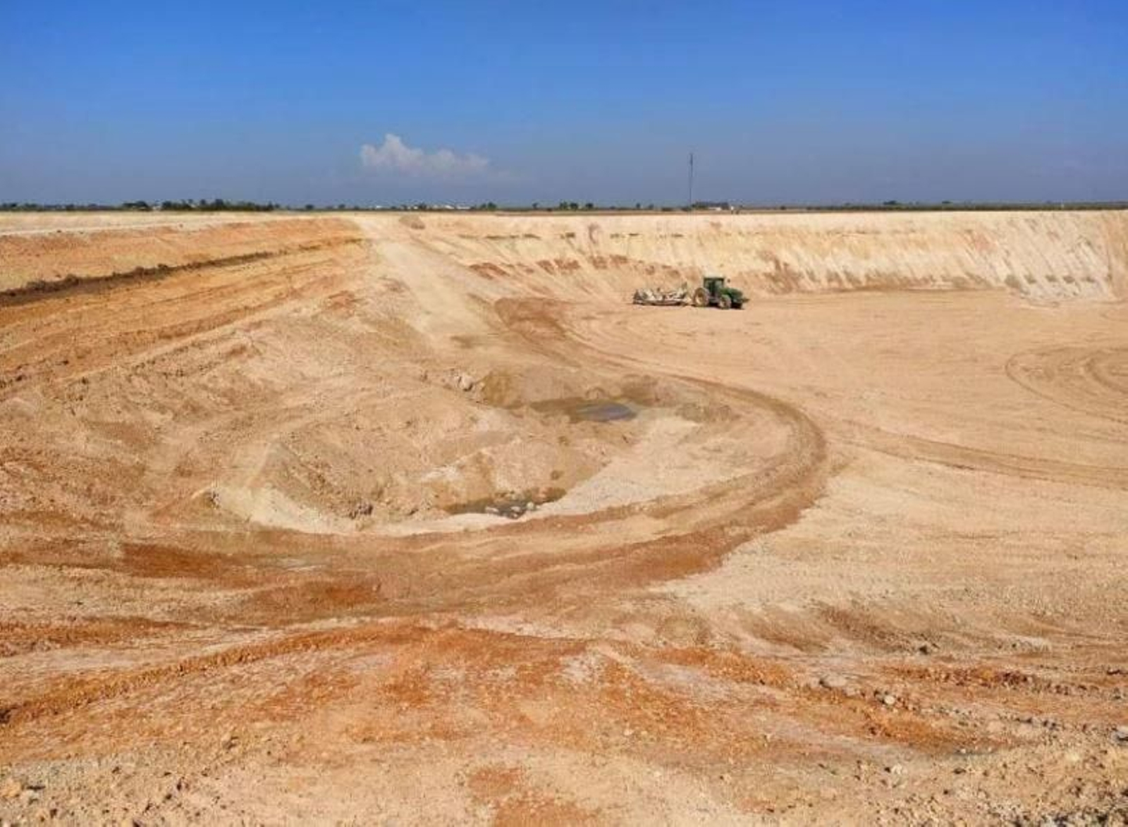 Balsa de alperujo, en construcción en Écija.
