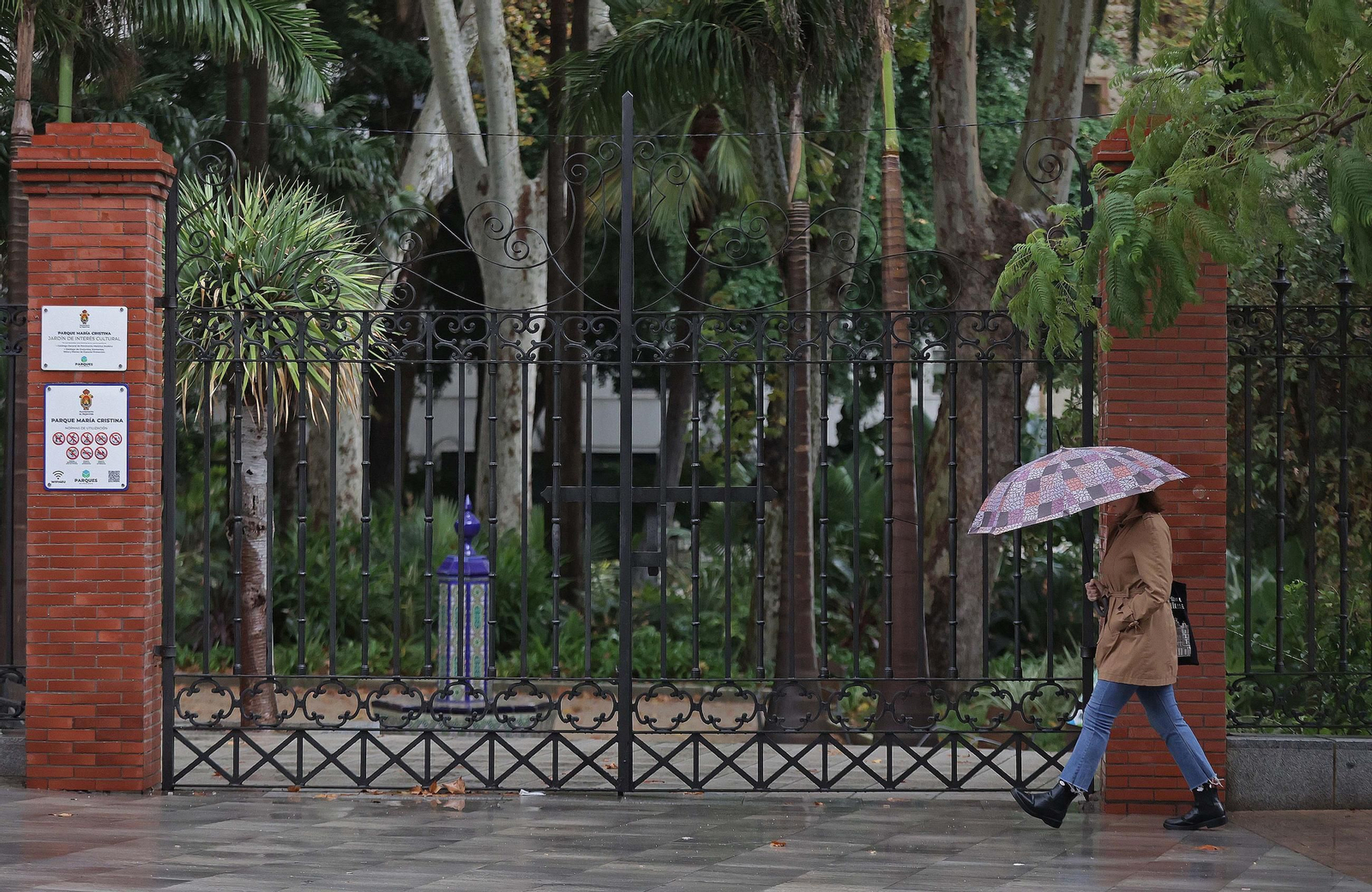 Una mujer camina bajo la lluvia en Algeciras.