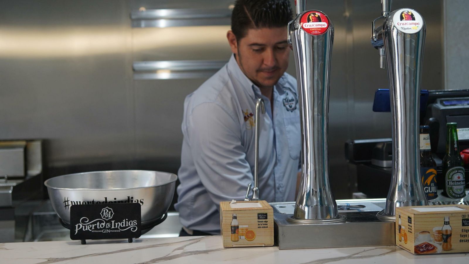 Evaristo Aranda, en el interior del local.