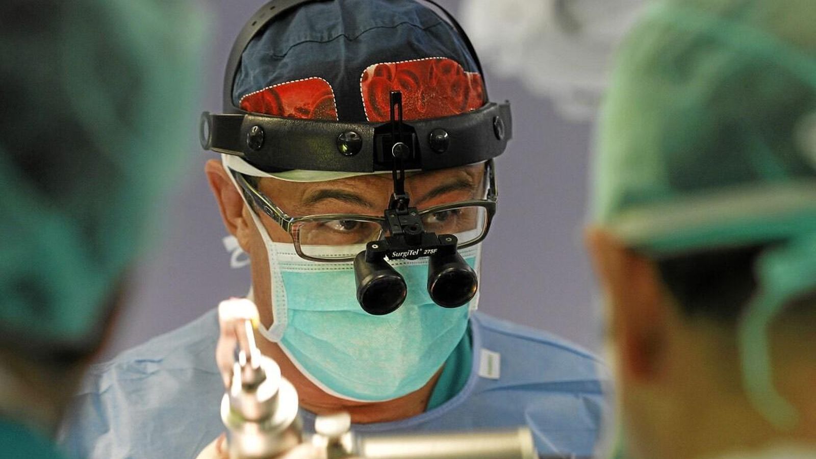 El doctor Miguel Ángel Gómez Vidal, en quirífano.