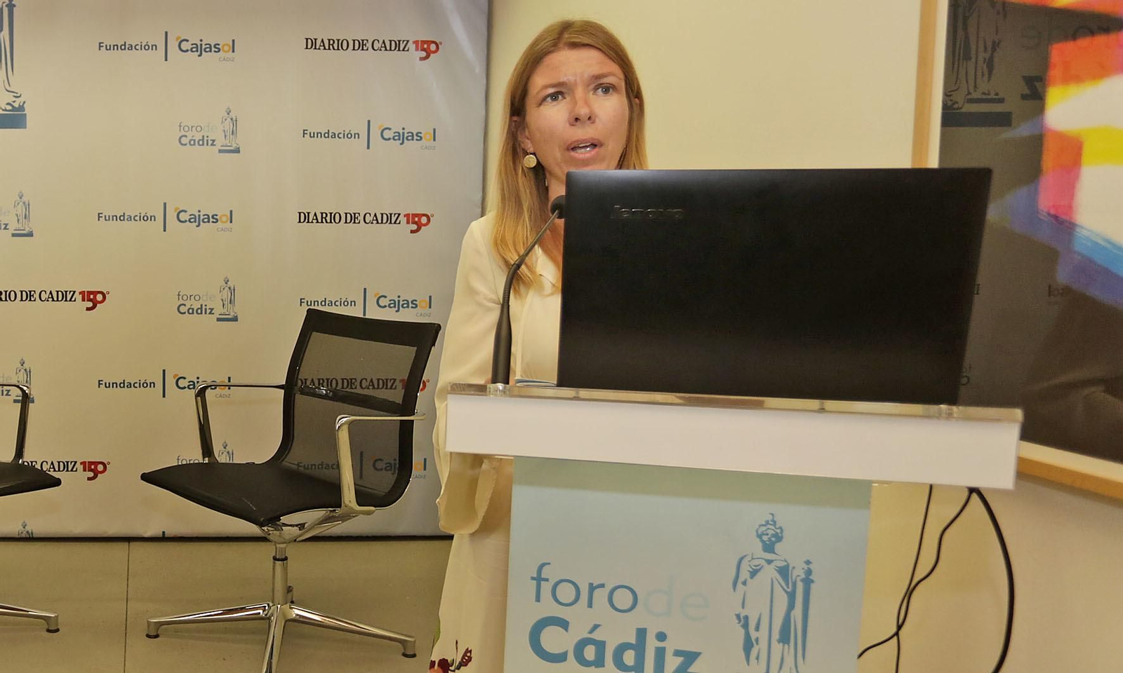 María del Mar Díez, delegada de la Fundación Cajasol en Cádiz, en la presentación del acto.