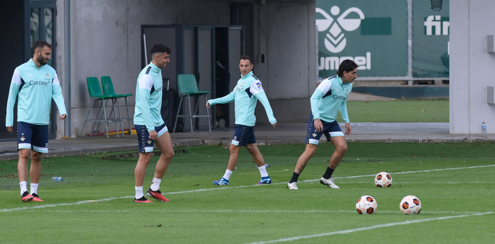 Pezzella, Marc Roca, Guardado y Bellerín se entrenan con el Betis en la ciudad deportiva.