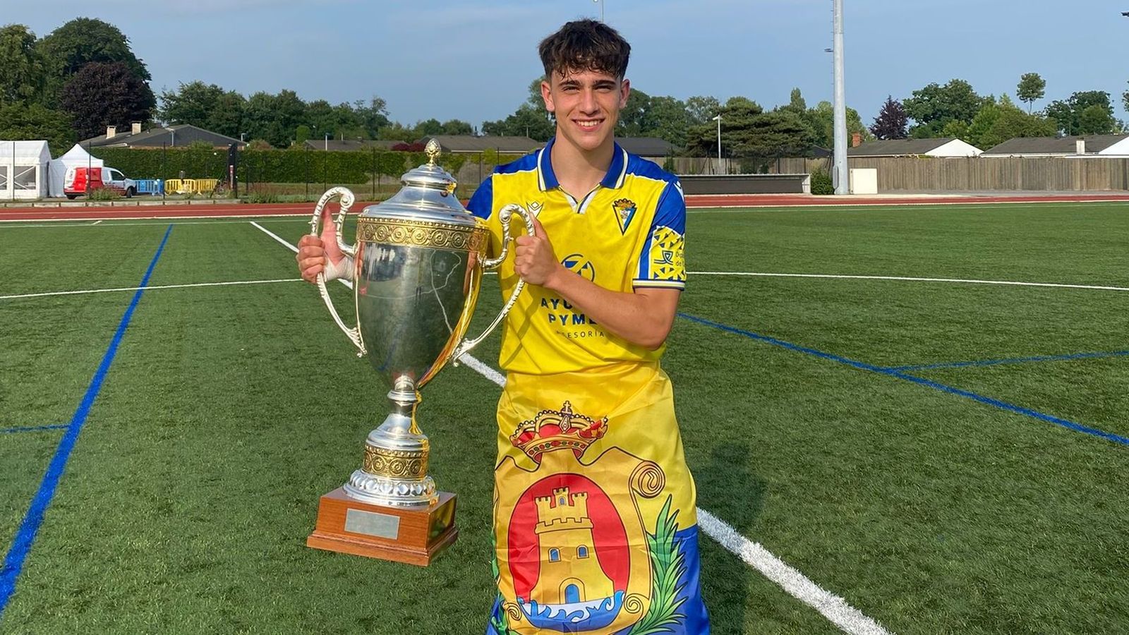 Iván Peinado, con el trofeo y la bandera de Algeciras.