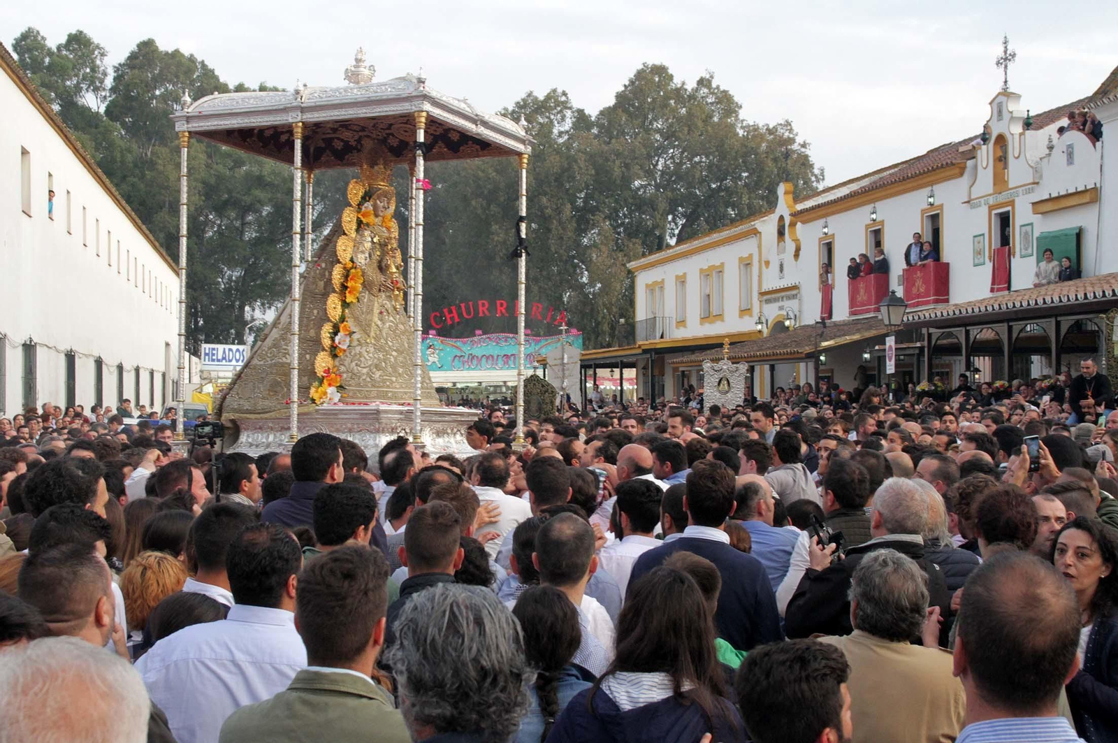 Las imágenes de la procesión de la Virgen del Rocío por la aldea en el Lunes de Pentecostés
