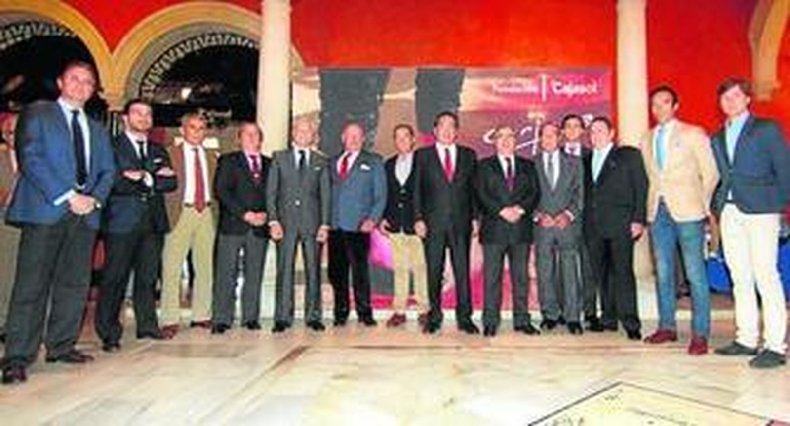 Maestros del toreo arroparon a la familia Arjona en la presentación del libro 'Un siglo de instantes taurinos'.