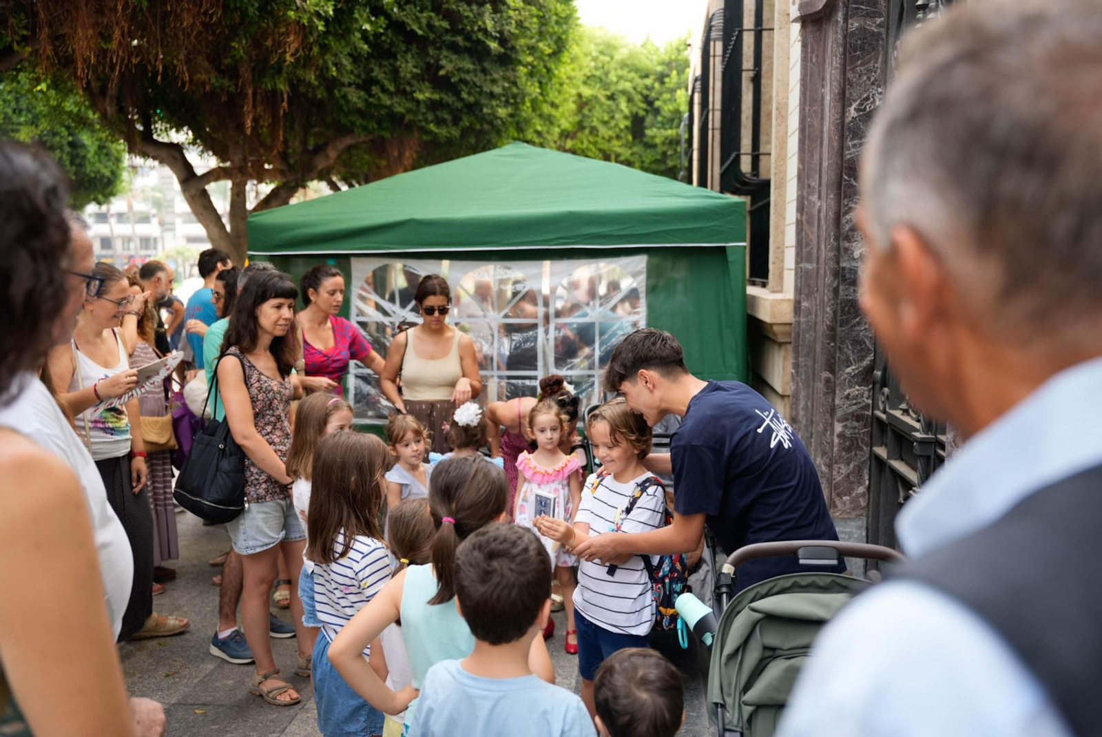 Las mejores imágenes del espectáculo de magia en la calle de la Feria de Almería