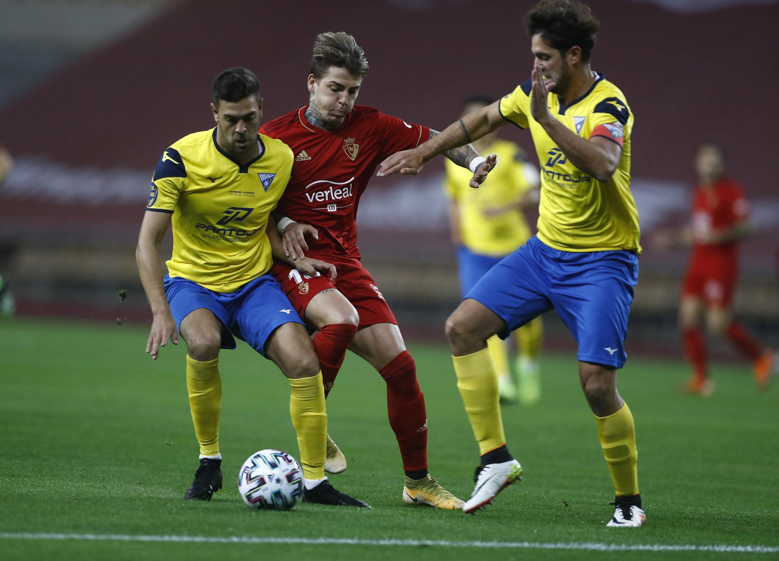 Ale Jiménez y Sica pugnan por el balón con Brandon.