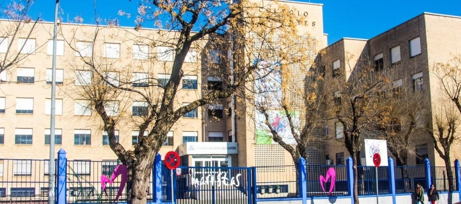 Entrada al colegio Cervantes.