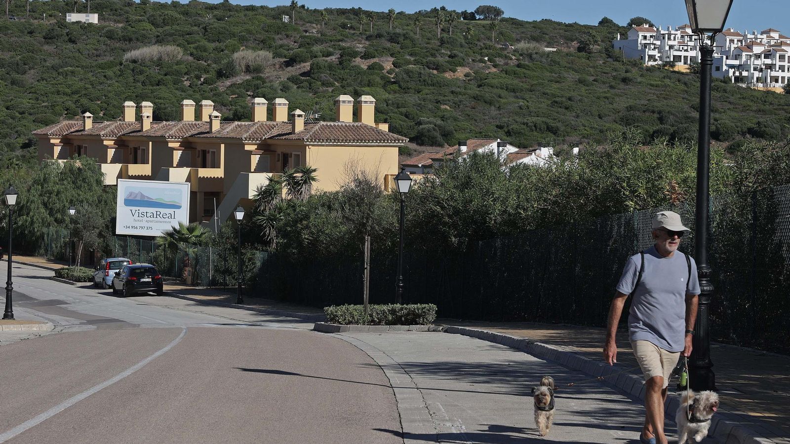 Un hombre pasea por una calle de La Alcaidesa. Un hombre pasea por una calle de La Alcaidesa.
