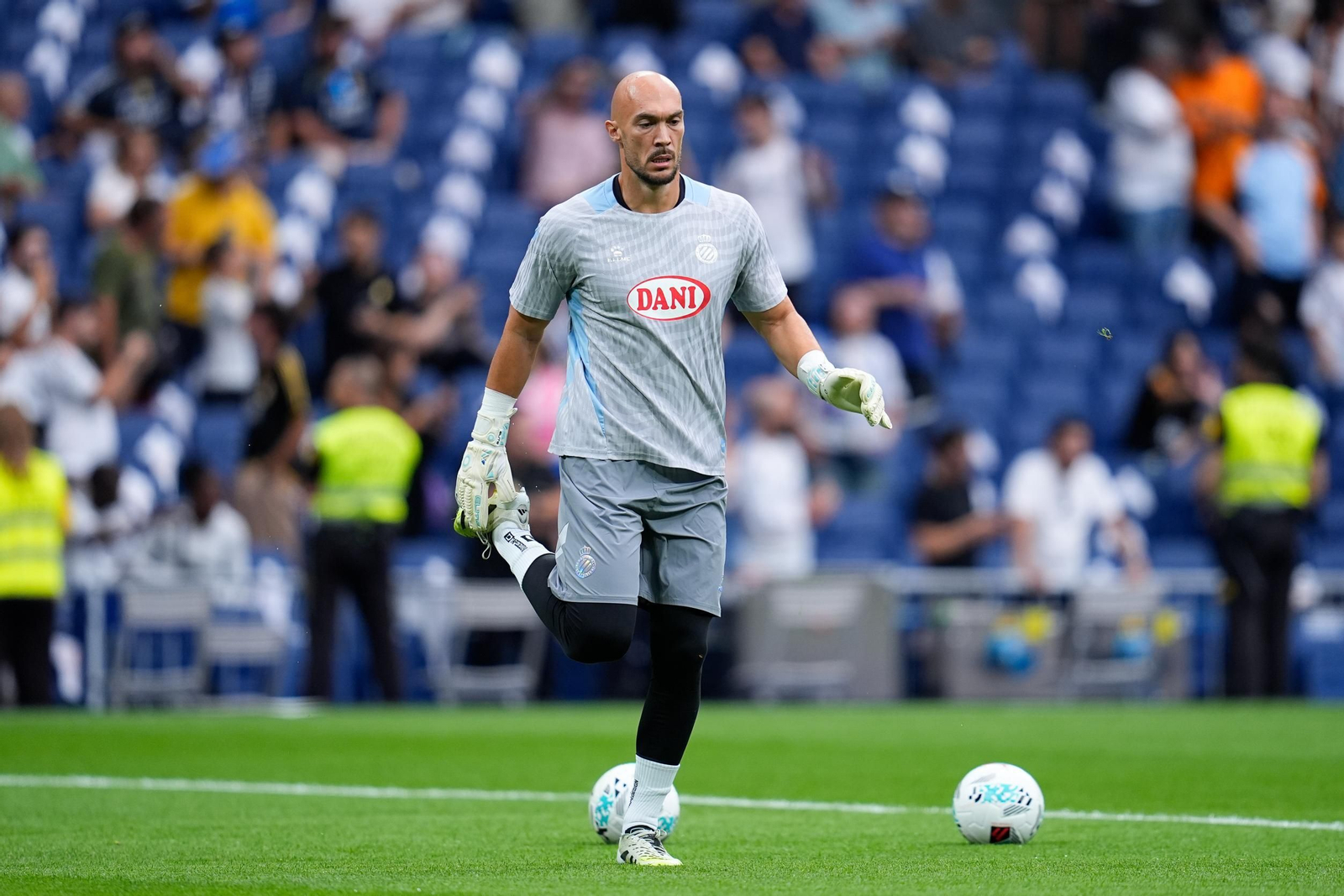 EuropaPress_6969709_Marko_Dmitrovic_of_RCD_Espanyol_warms_up_during_th.jpg