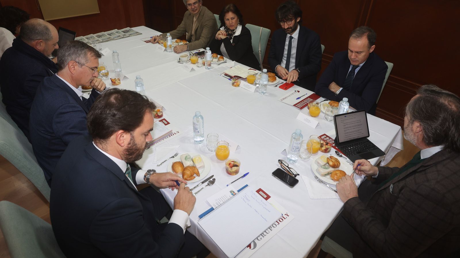 Uno de los instantes del desayuno, moderado por el Redactor Jefe de Andalucía y Panorama de Grupo Joly, Alberto Grimaldi.
