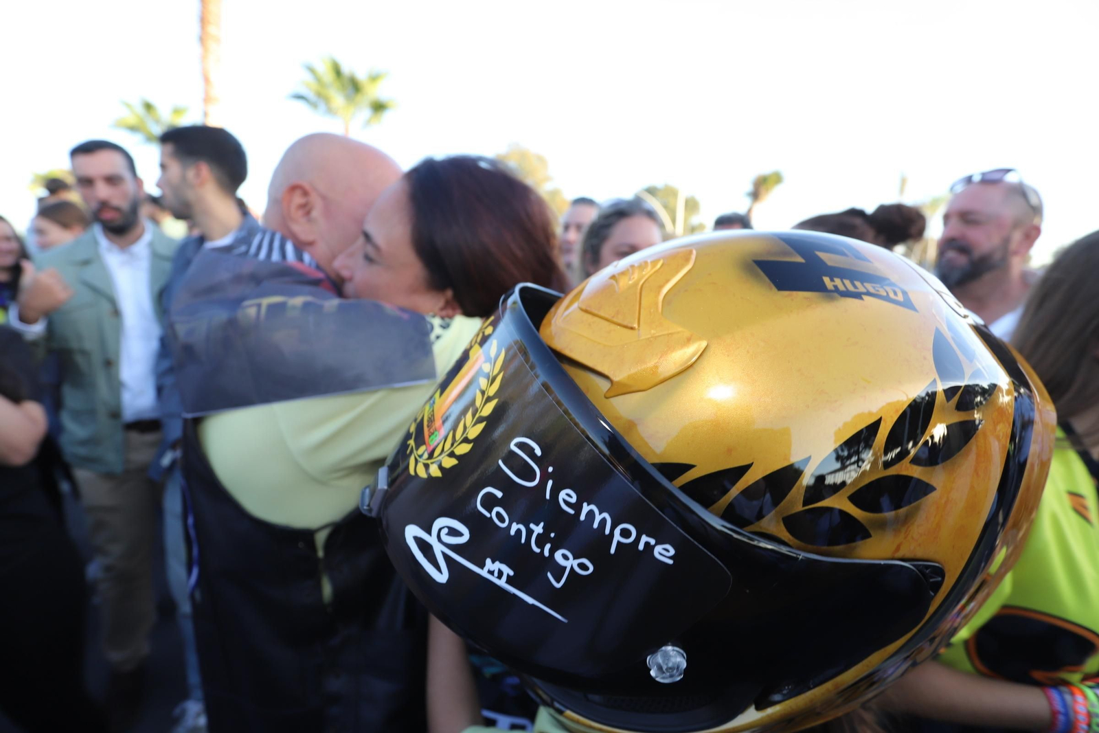 Imágenes del monumento a Súper Hugo en la rotonda frente al Nuevo Colombino
