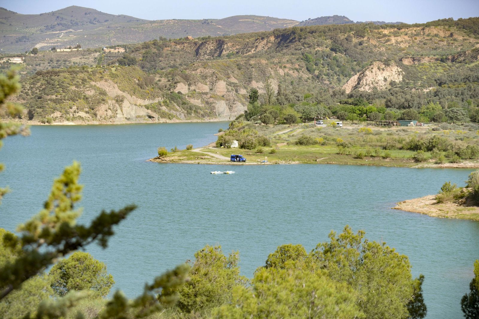 Vista panorámica del embalse de Béznar, en el que se construirá el sendero peatonal