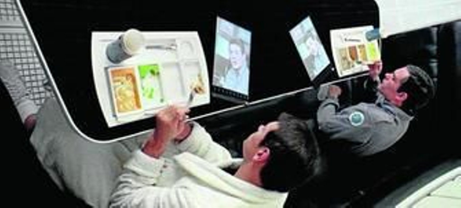 Los tripulantes de '2001...', película de 1968, consultando sus pantallas, a modo de 'tablets', cuatro decenios antes de que se desarrollara este invento.