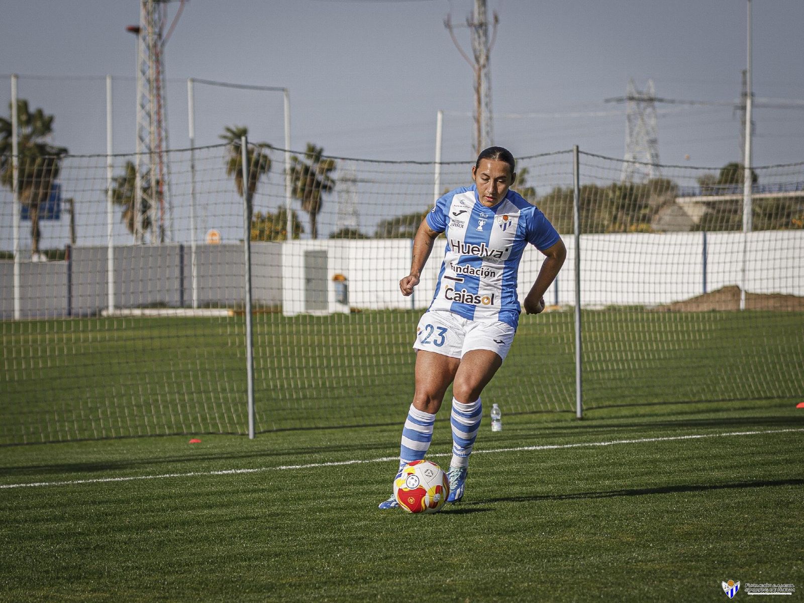 C. Pescatore conduce el balón.