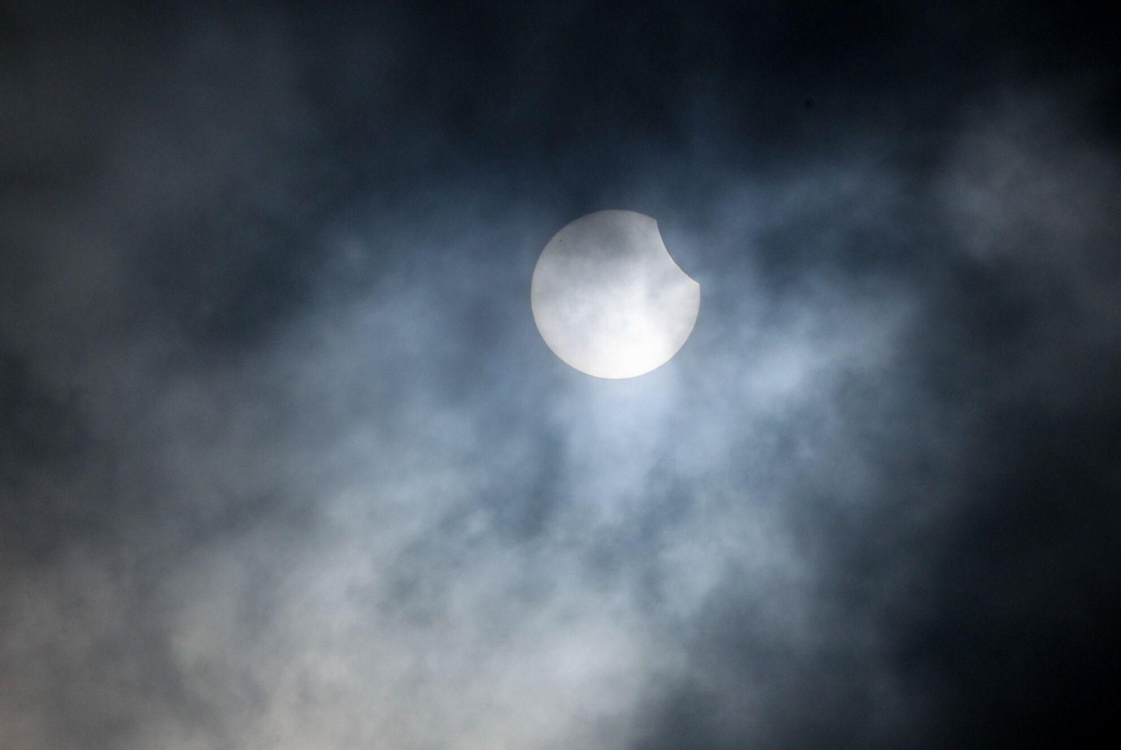 Las mejores imágenes del eclipse solar parcial que se ha podido ver desde Andalucía