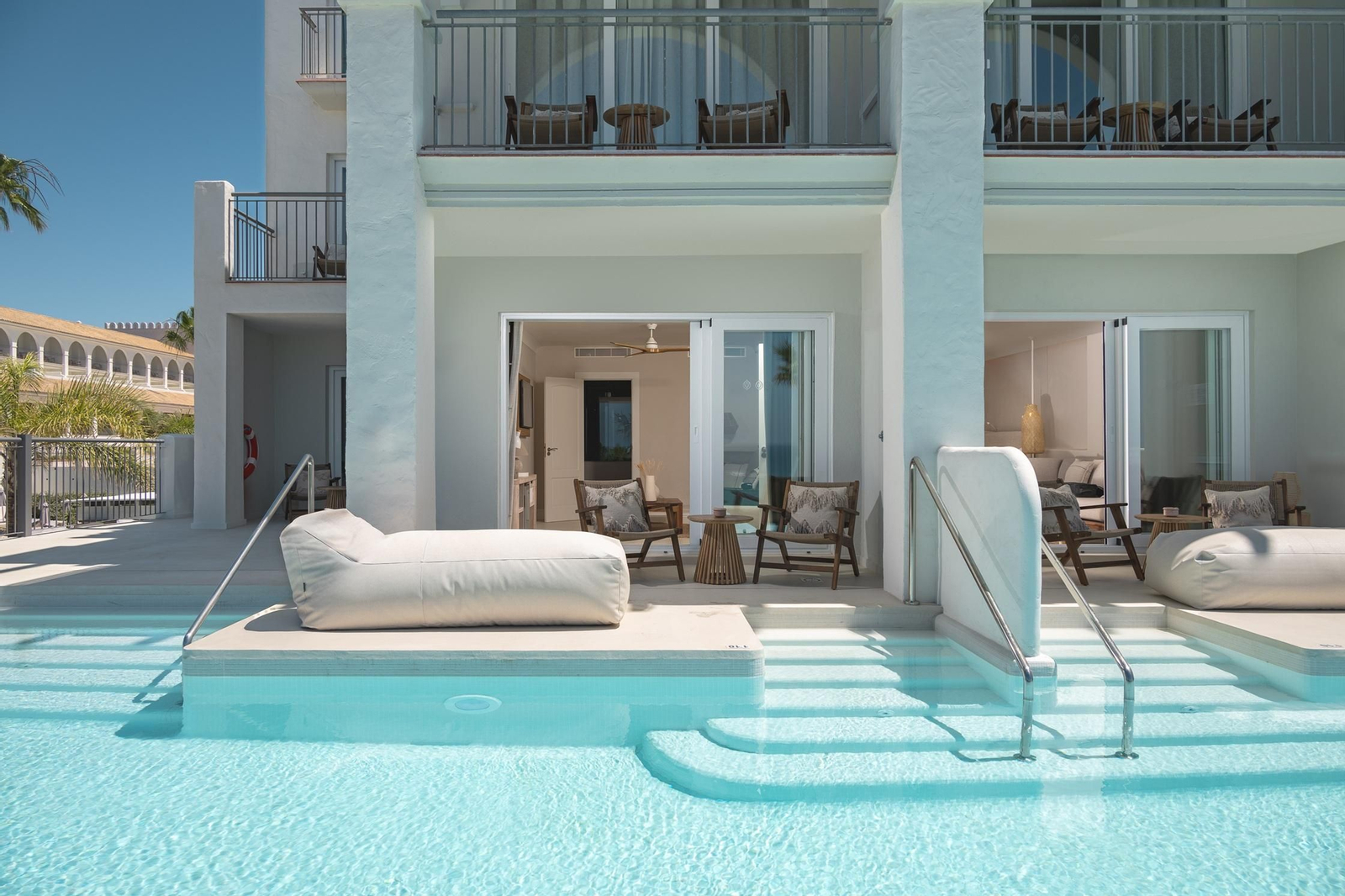 Algunas de las habitaciones del Daia Conil dan directamente a una de sus piscinas