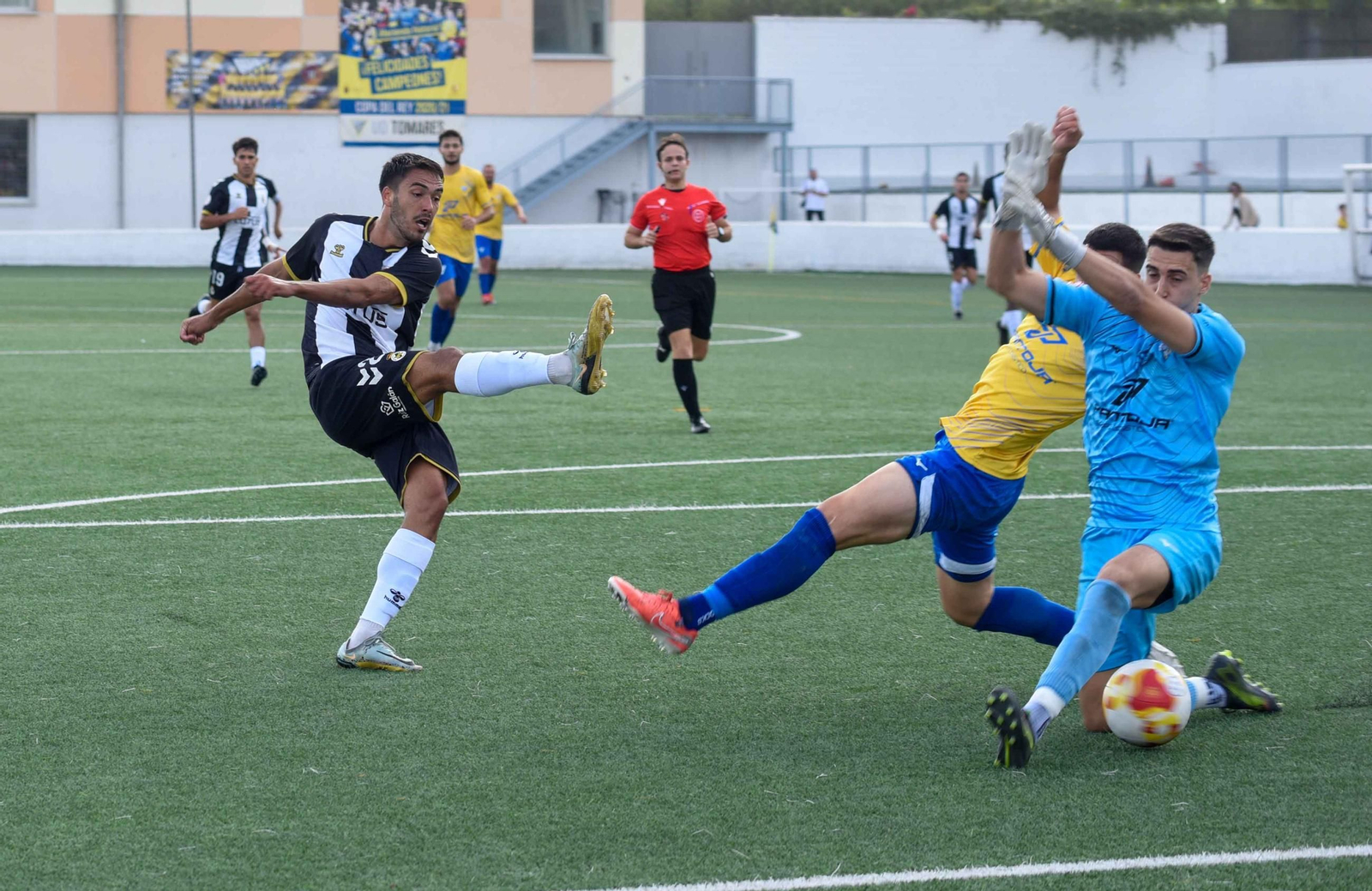 Partido entre el Tomares y la Real Balompédica Linense