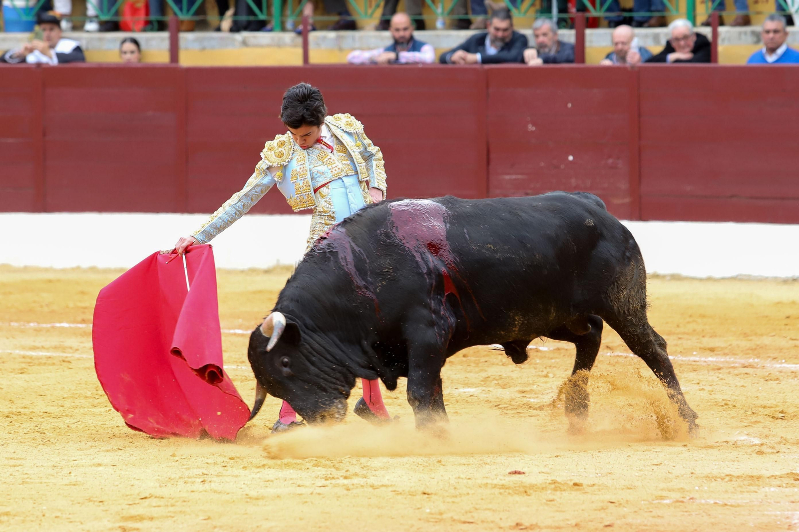 Imágenes de la novillada previa a la Semana Santa en la plaza de toros de La Línea