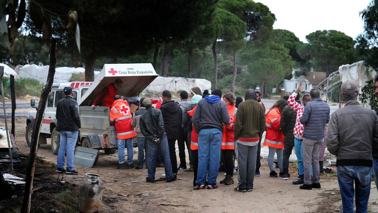 La Cruz Roja reparte ropa y mantas entre los damnificados.