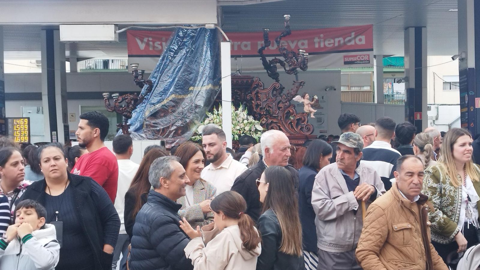 Ecce-Homo y Amor de Vélez-Málaga se refugian del aguacero en una gasolinera