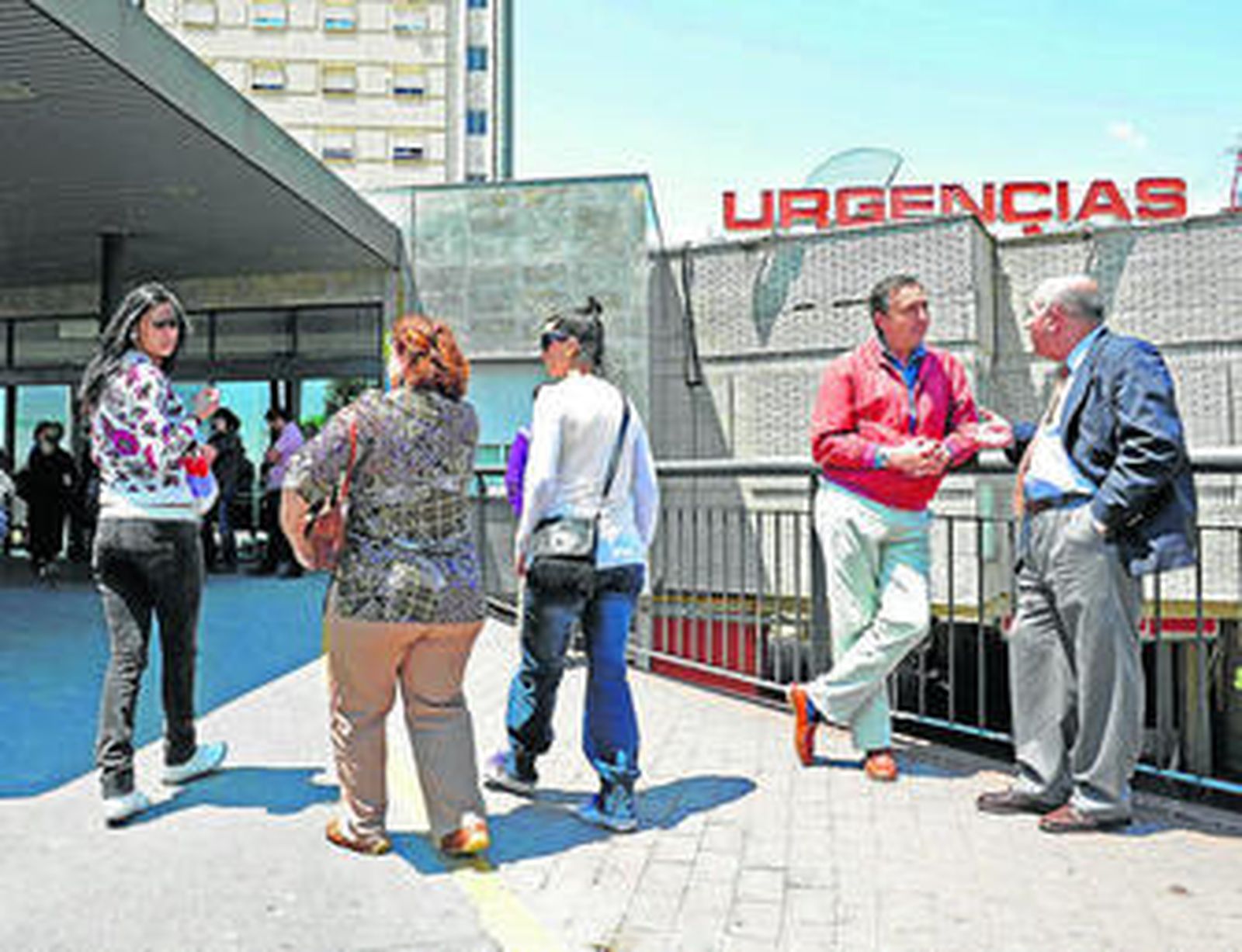 Algunas personas esperan fuera de Urgencias del hospital Virgen del Rocío de Sevilla.