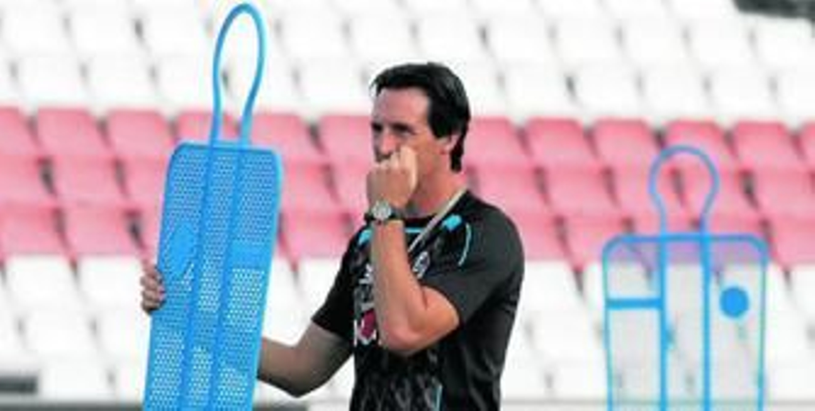Emery sostiene un muñeco metálico mientras prepara el entrenamiento vespertino de ayer, último antes del encuentro de hoy.