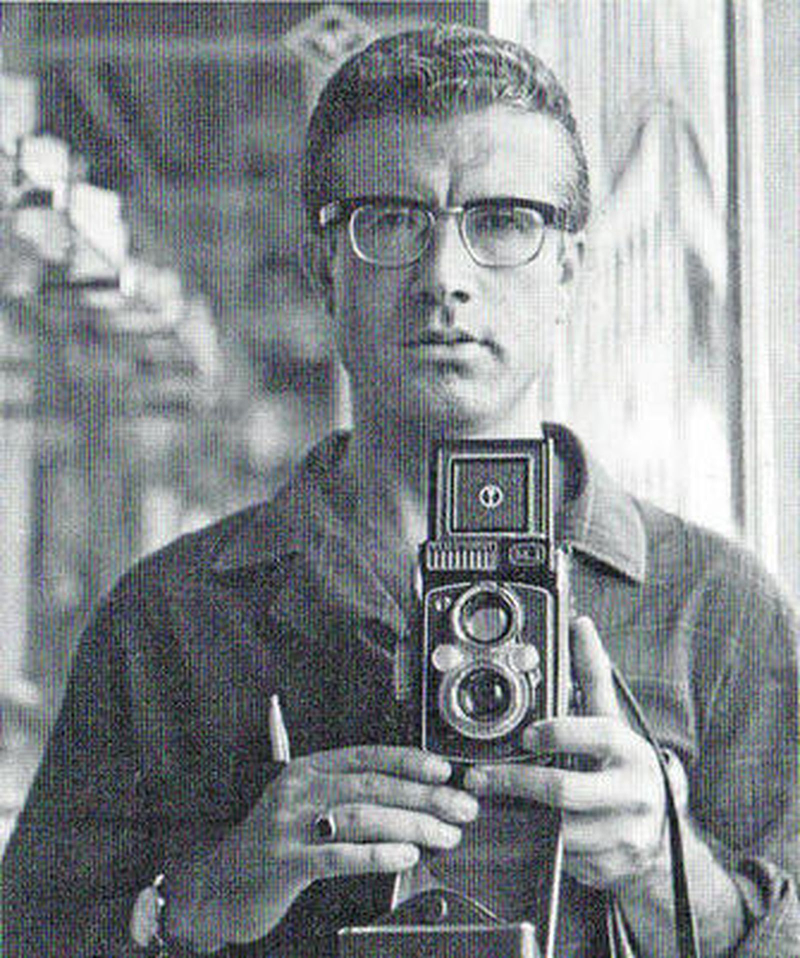 Autorretrato con su cámara Rolleiflex en 1965.