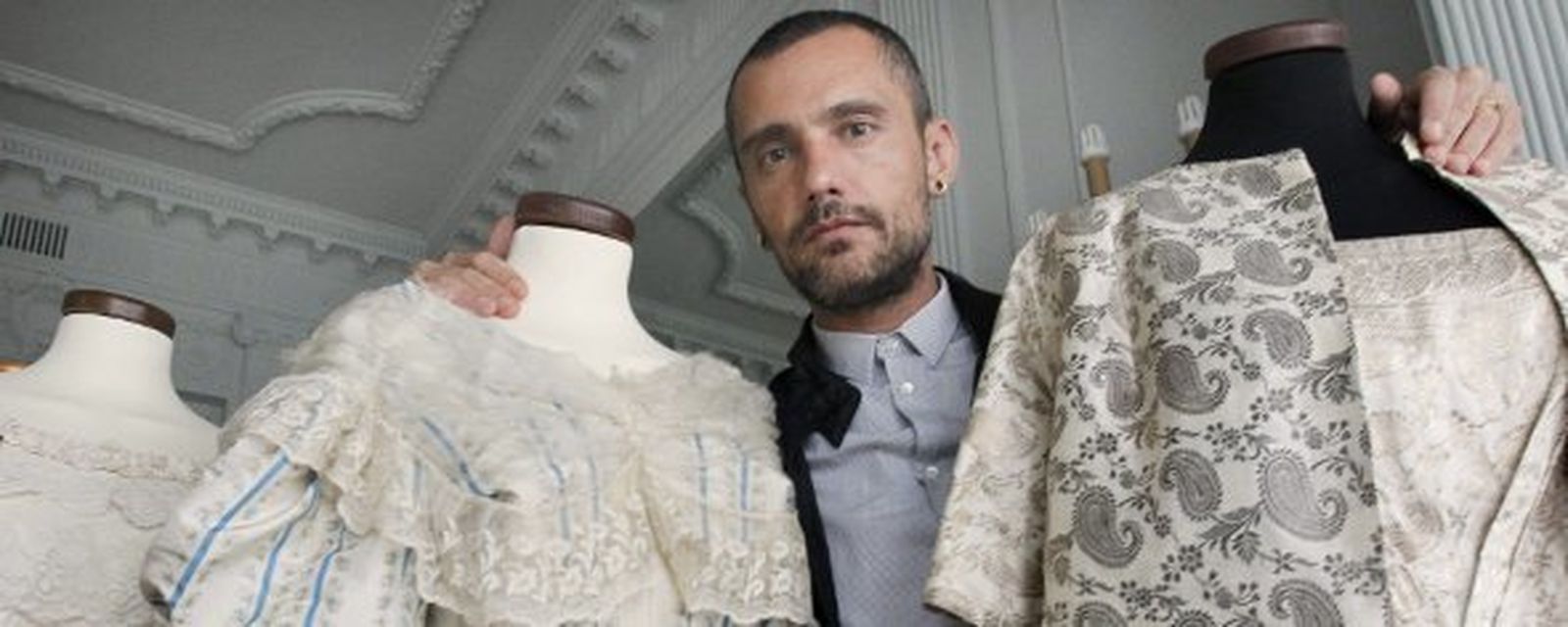 El diseñador ha cumplido su sueño de dedicarse al cine realizando el vestuario para películas. EFE.