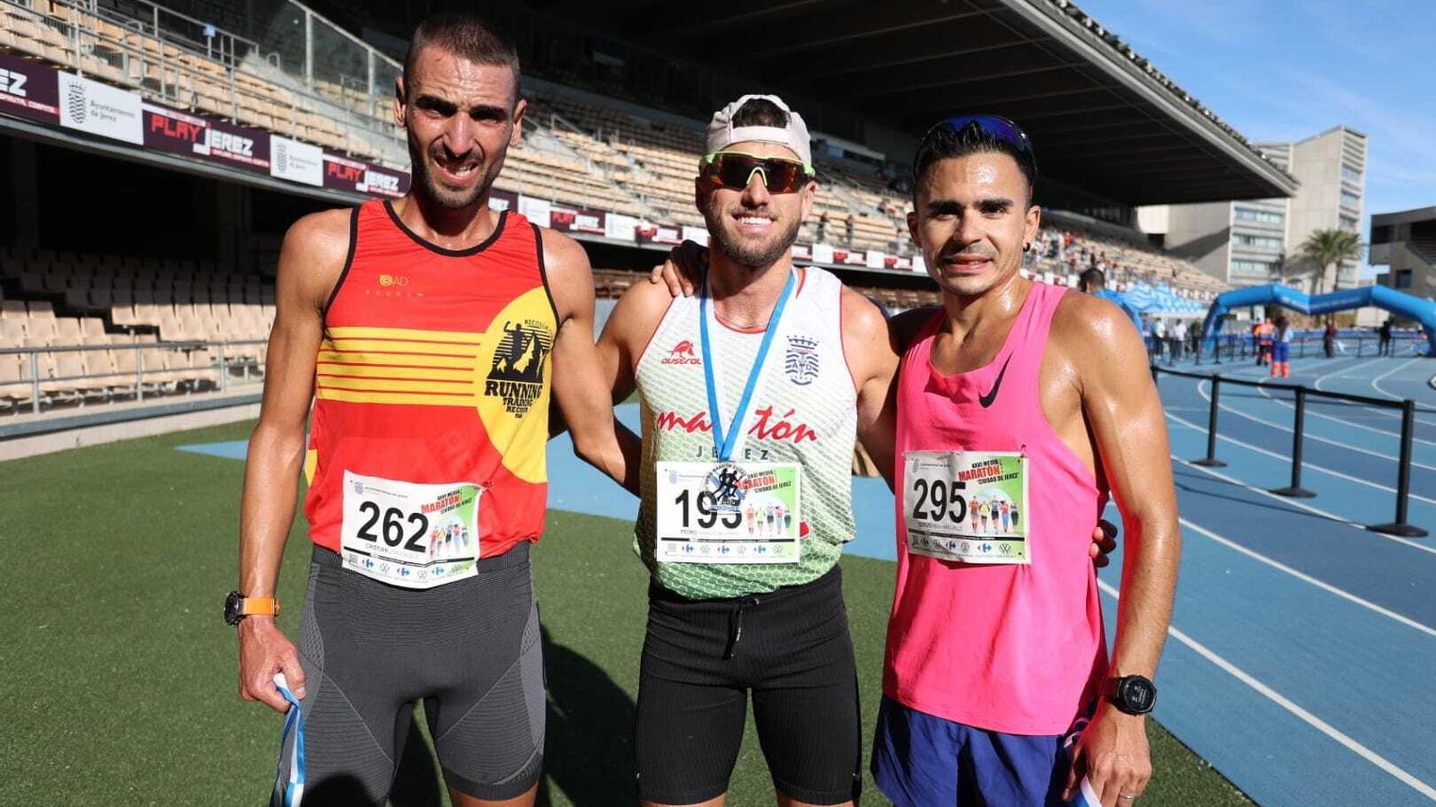 Pedro Garrido, entre Sergio Mena (dorsal 295) y Cristian López (262).