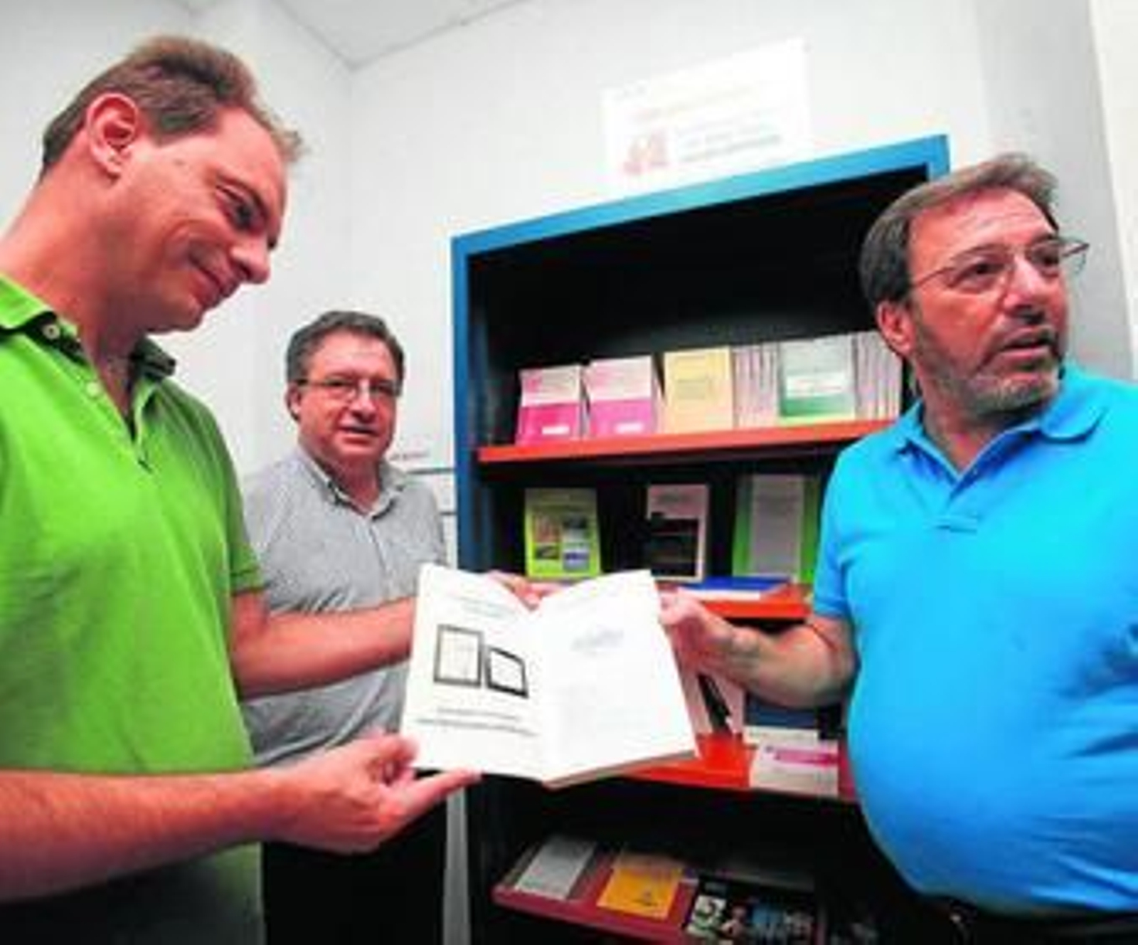 David Almorza y Ricardo Chamorro en la sala de descanso del Campus de Jerez con un alumno.