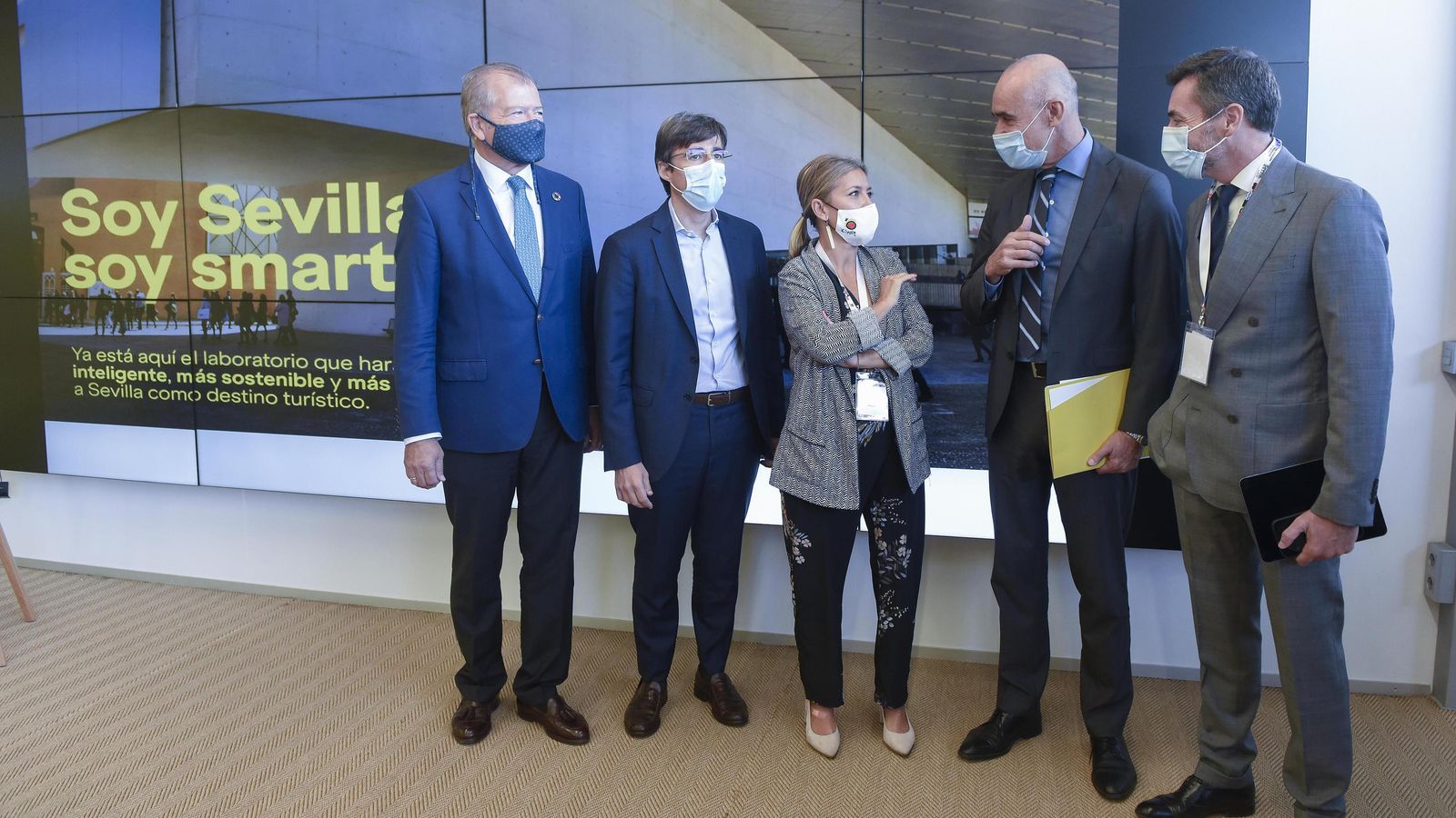 El delegado Antonio Muñoz, acompañado por el gerente de Contursa, Antonio Jiménez, conversa en la inaguuración de la oficina con responsables de Seggitur, Turespaña y la patronal Ametic.