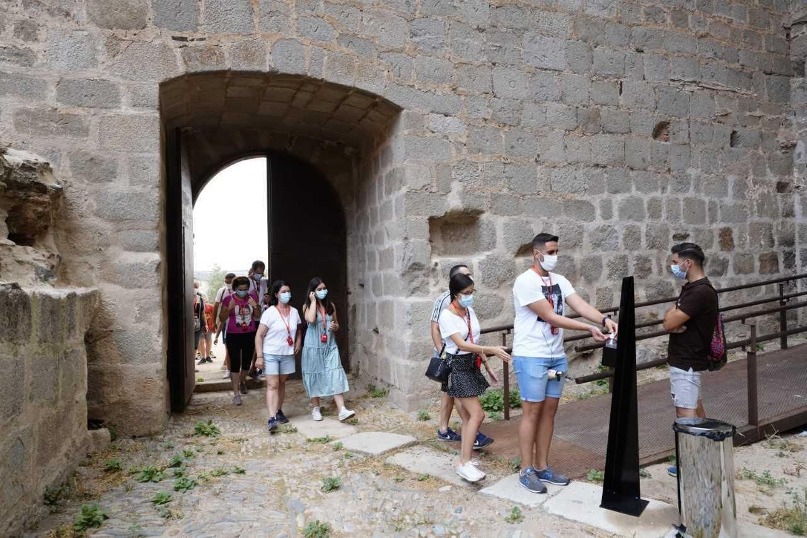 Los visitantes se aplican gel hidroalcohólico antes de realizar el recorrido.