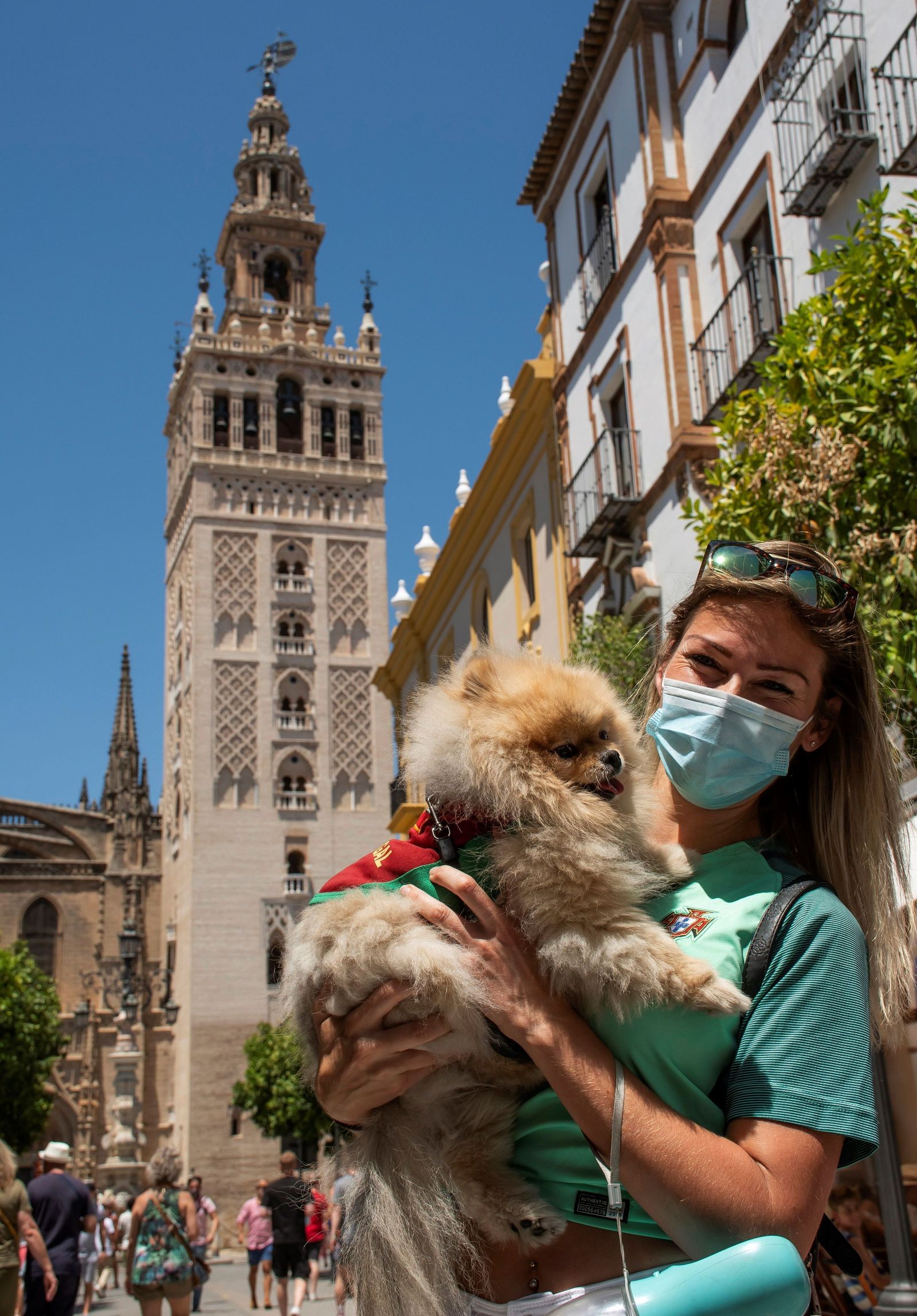 Imágenes de la convivencia entre belgas y portugueses por las calles de Sevilla.