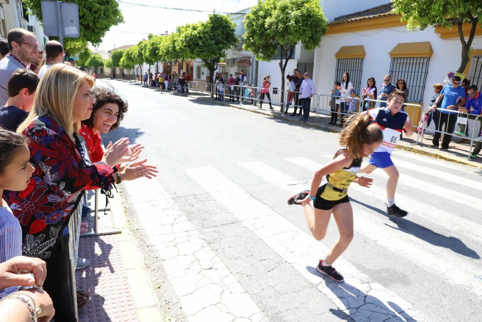 Mamen Sánchez y Nieves Mendoza, aplaudiendo a dos jóvenes participantes en la cita del pasado sábado.
