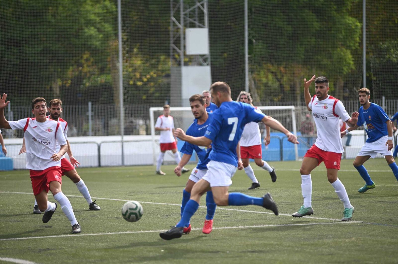 El Chiclana CF defiende un ataque del San José por su banda derecha.