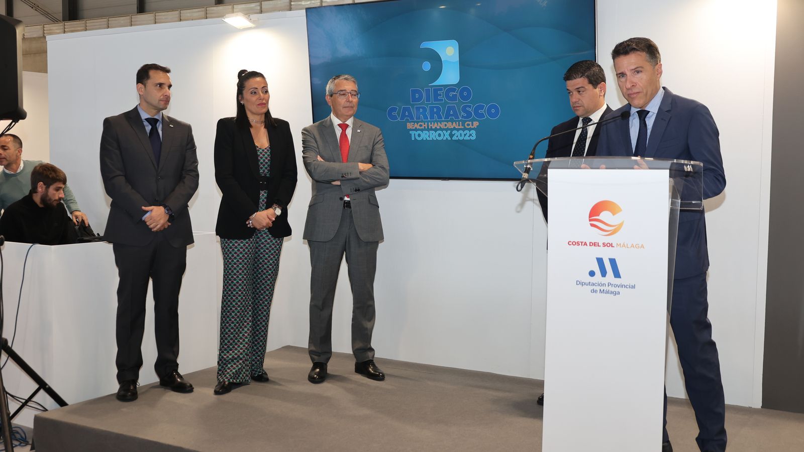 Medina presenta el torneo internacional de balonmano que se celebrará en Torrox.