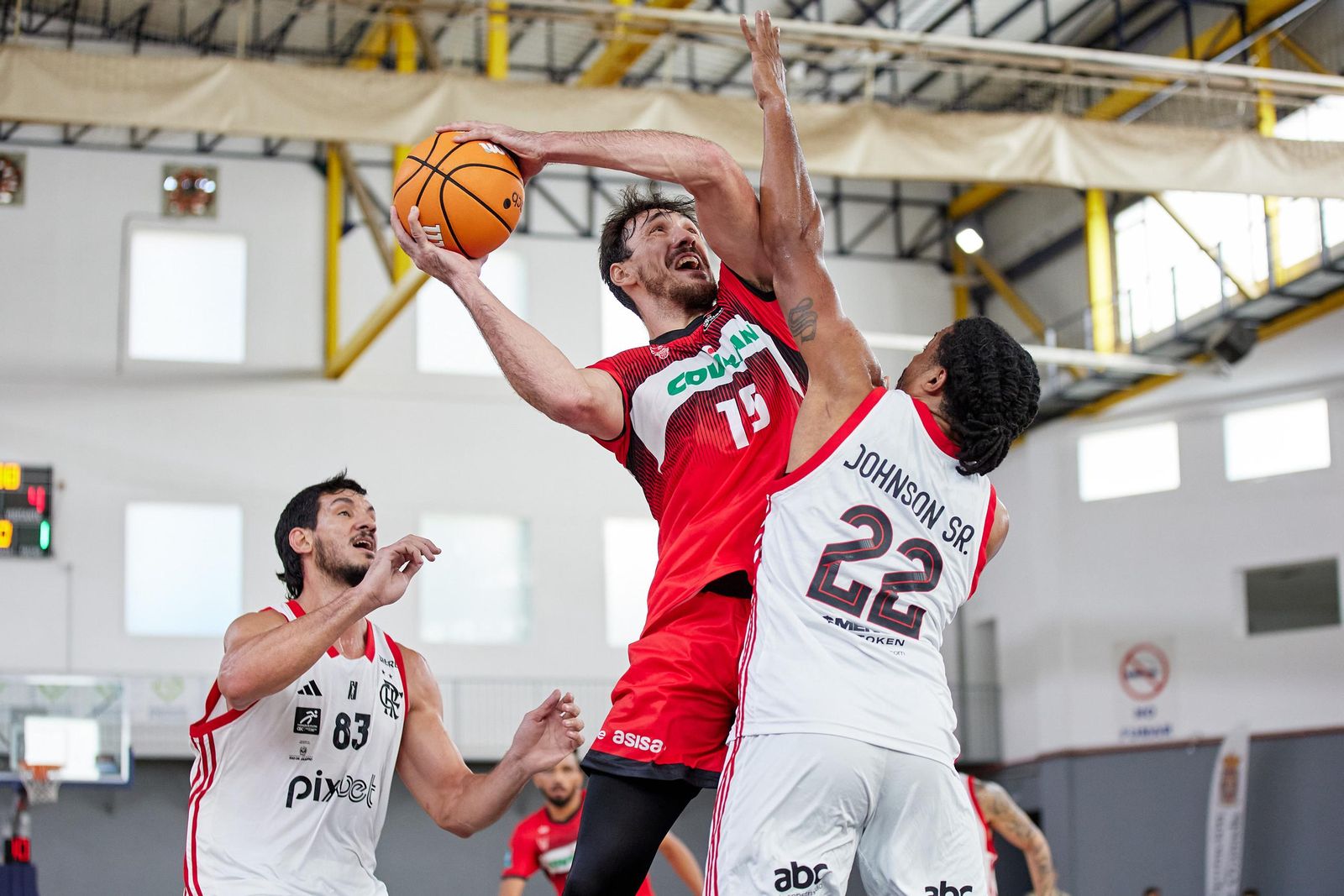 Aurrecoechea trata de anotar en una acción del partido ante el Flamengo