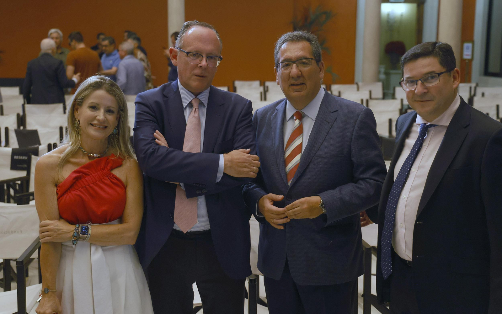 Presentación del libro  'Juan Robles, la sonrisa del tabernero' de Carlos Navarro, todas las imágenes