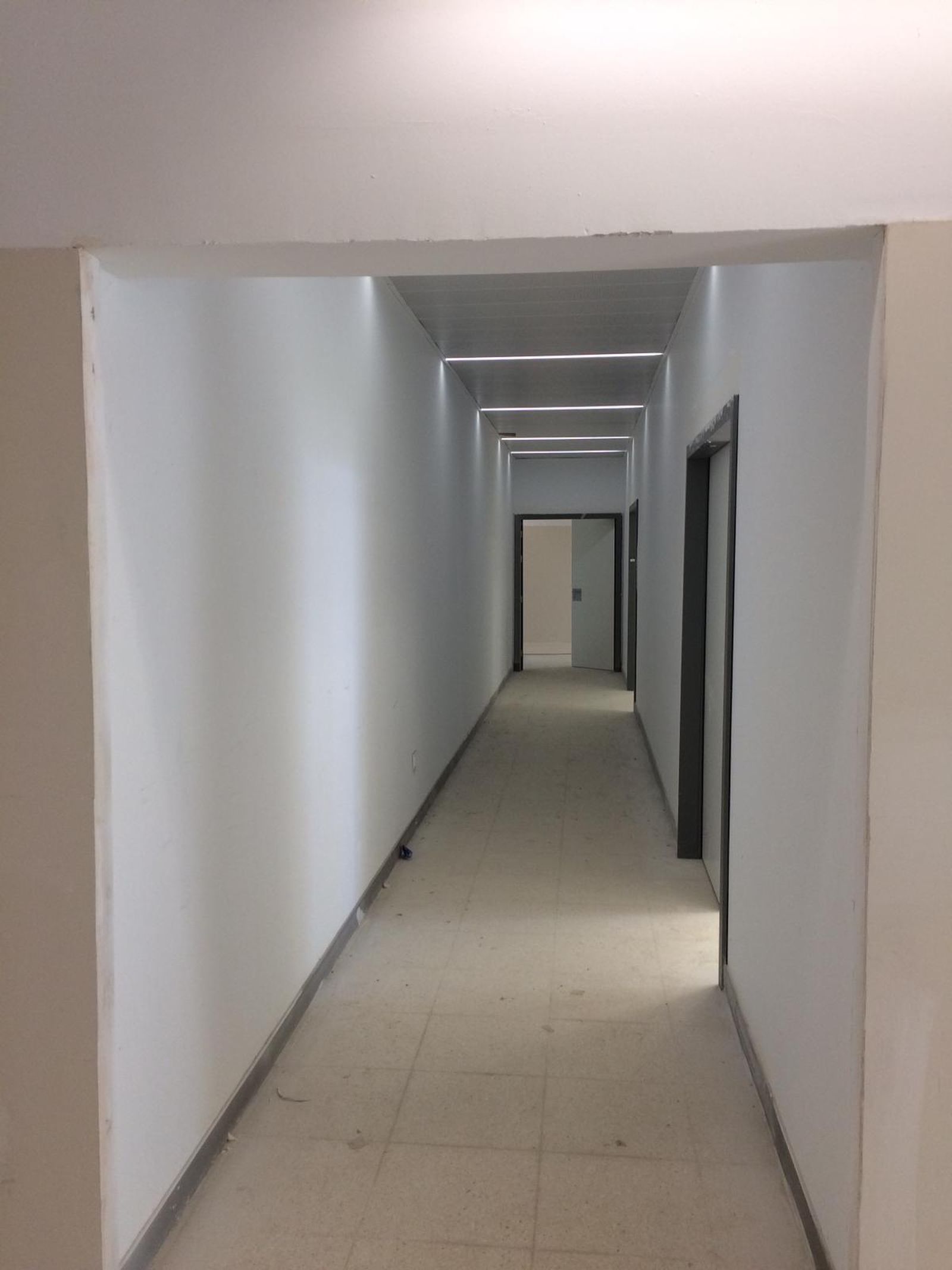 Uno de los pasillos interiores del centro donde irían las zonas de administración y admisión.