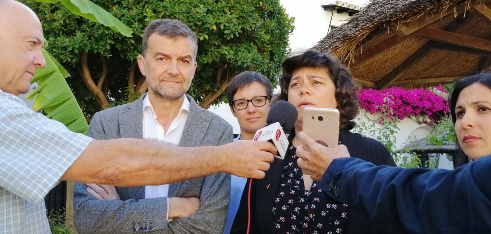 Antonio Maíllo junto a la candidata de IU a la Alcaldía de Sanlúcar, Carmen Álvarez.