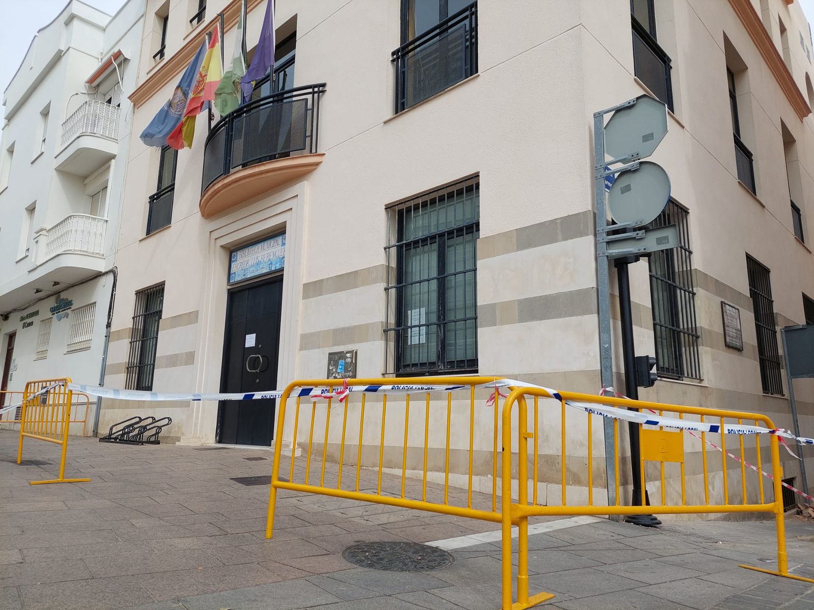 Aspecto del perímetro de la fachada de la biblioteca, vallado y precintado.