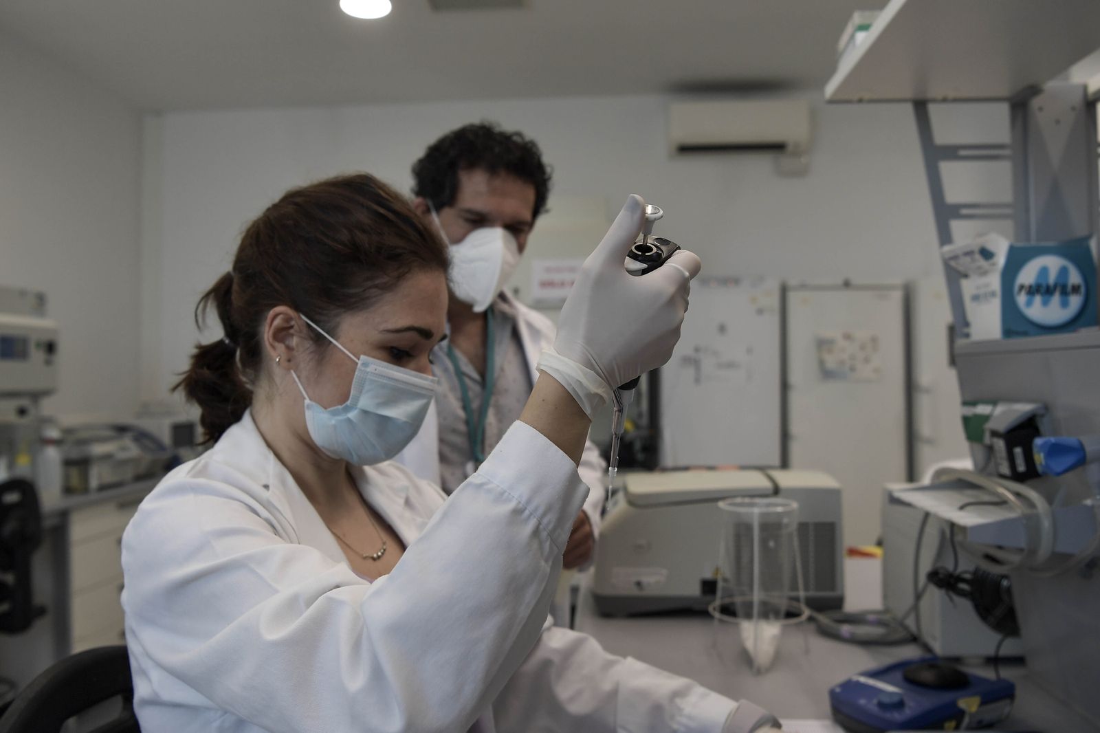 Los laboratorios de diagnóstico de Granada llevan dos días de récord en PCR positivas