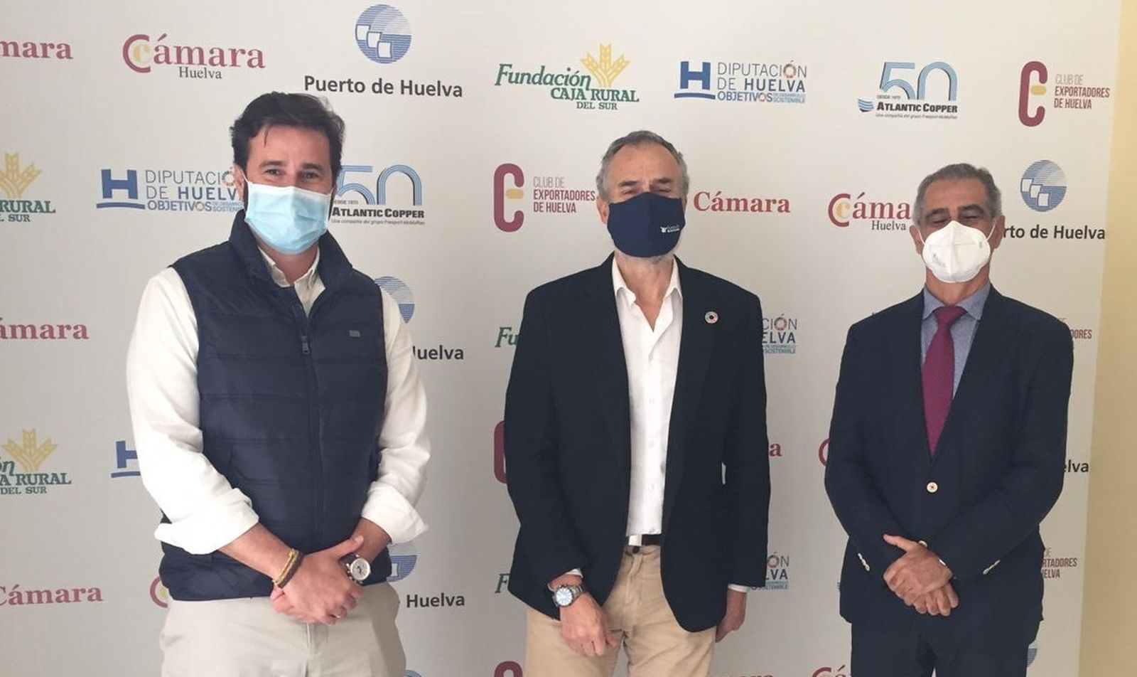 Daniel Toscano, Carlos Ortiz y Arsenio Martínez tras la firma del acuerdo.