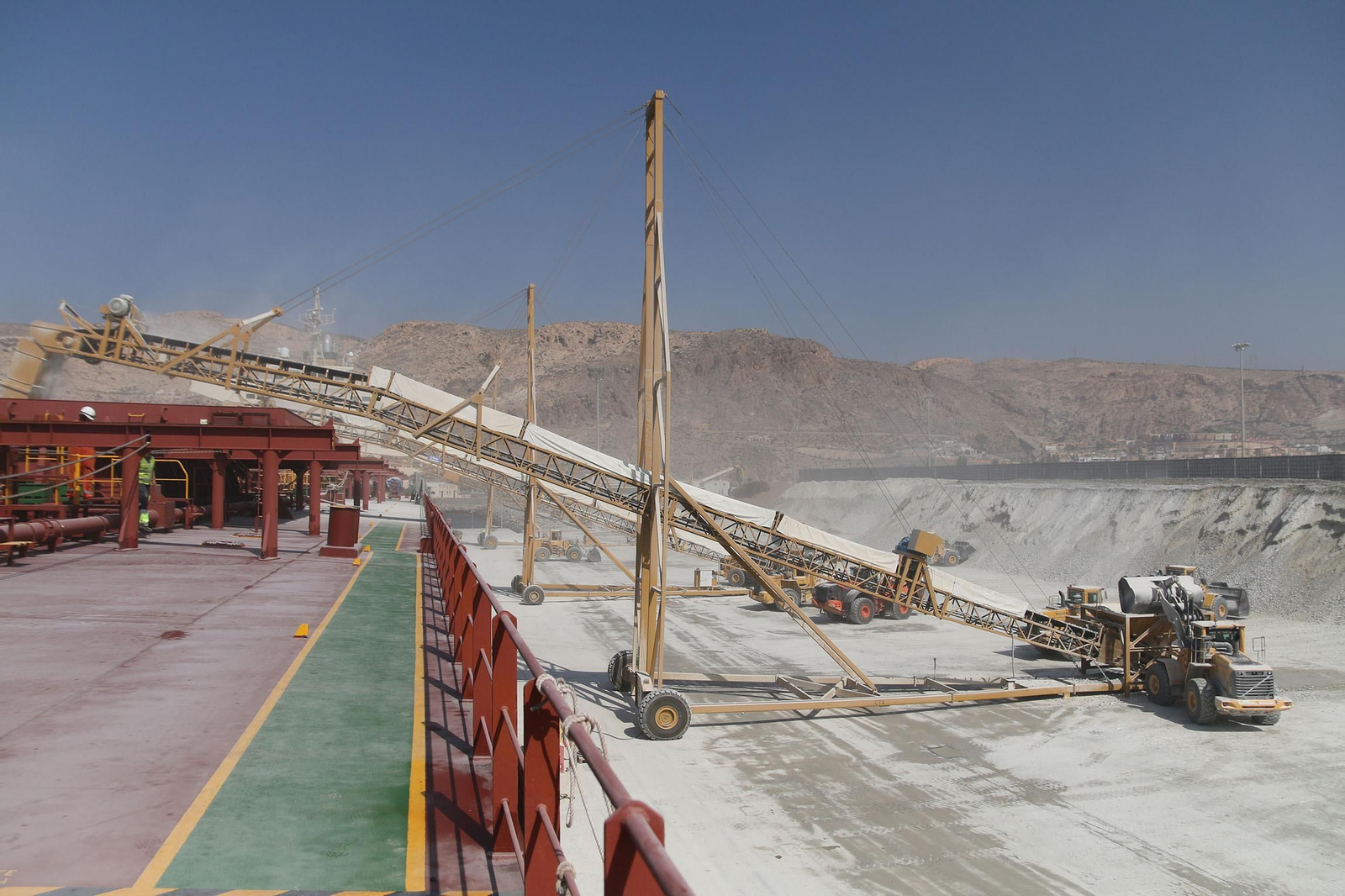 Así se carga en grandes barcos el yeso de Almería para exportarlo al extranjero
