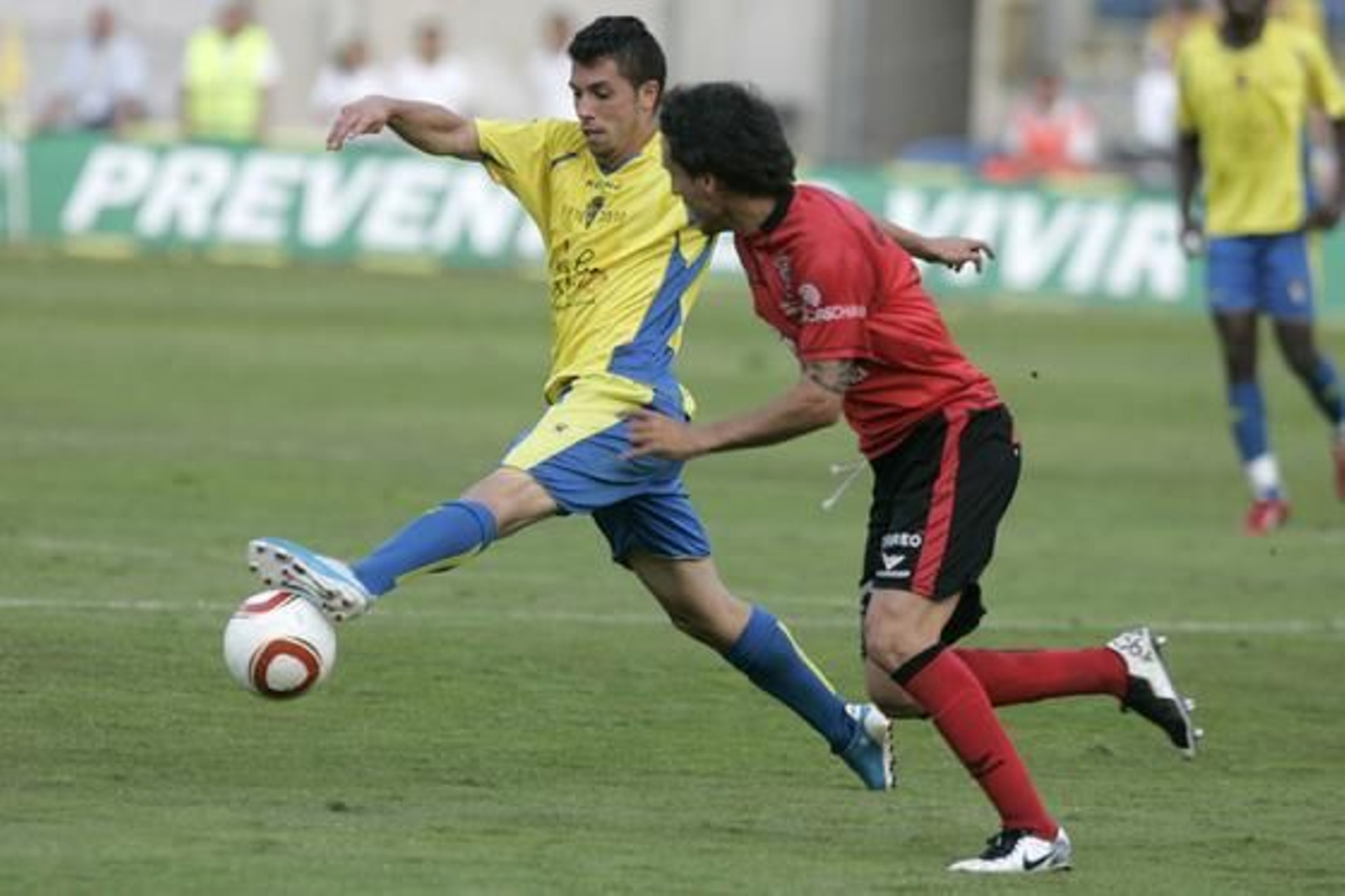 Carlos Caballero controla el balón seguido por César Caneda.

Foto: Jesus Marin
