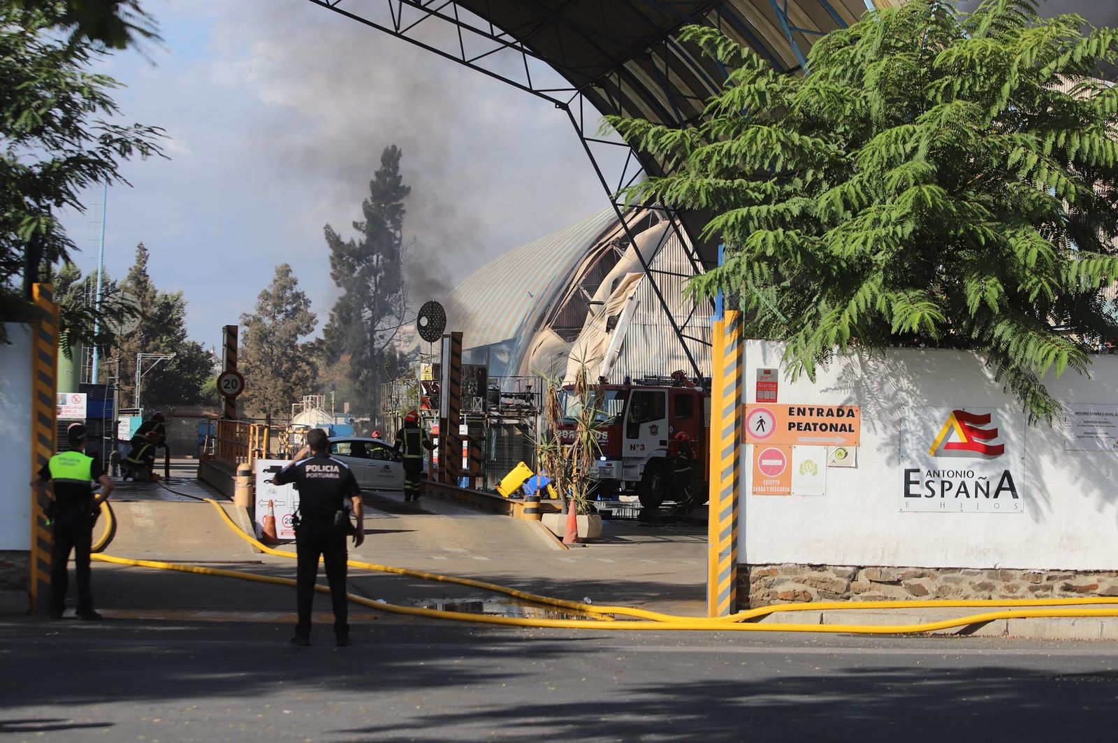 Imágenes del incendio en las instalaciones de Hierros España