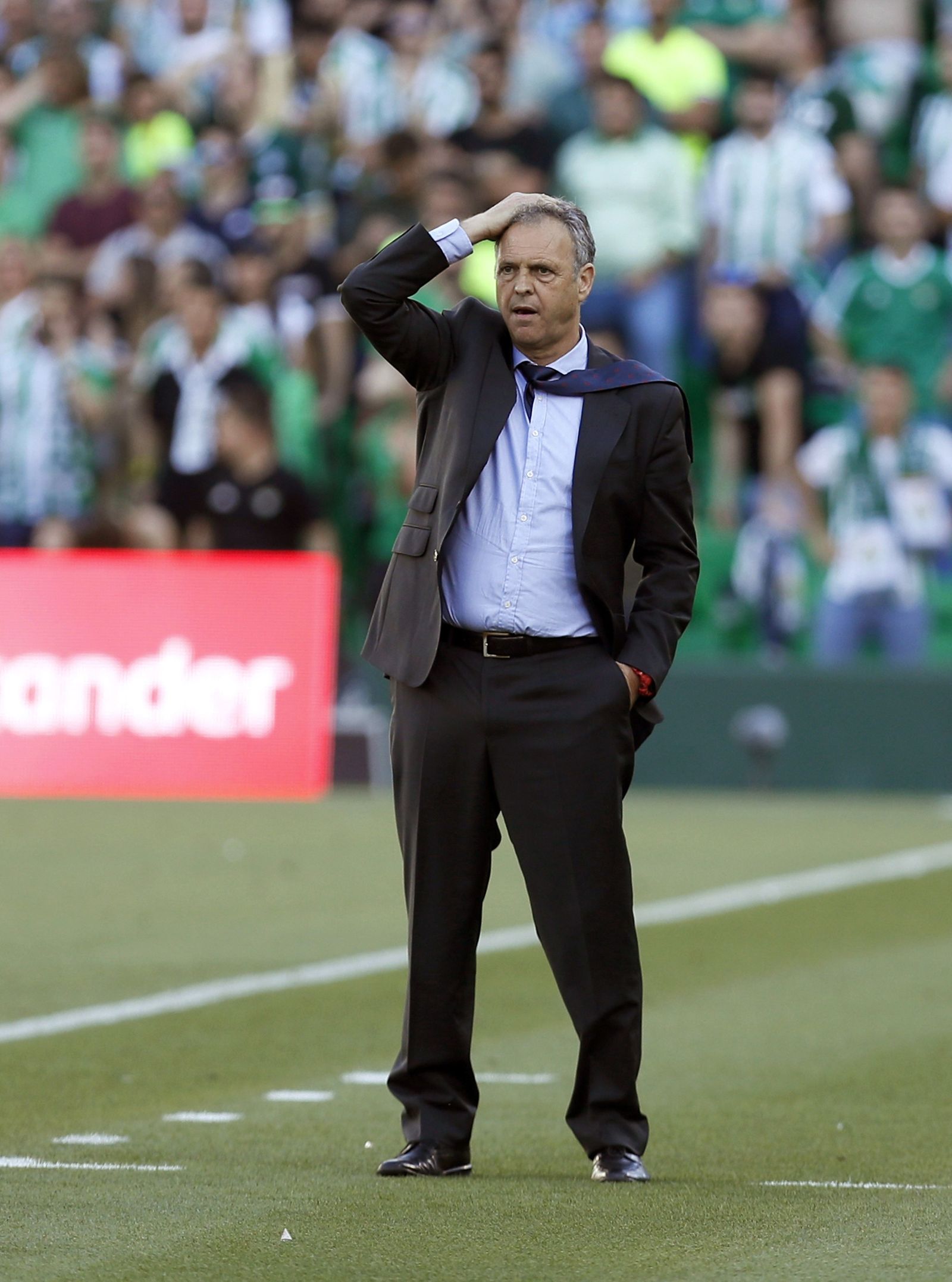 Joaquín Caparrós, durante el partido en el Villamarín.